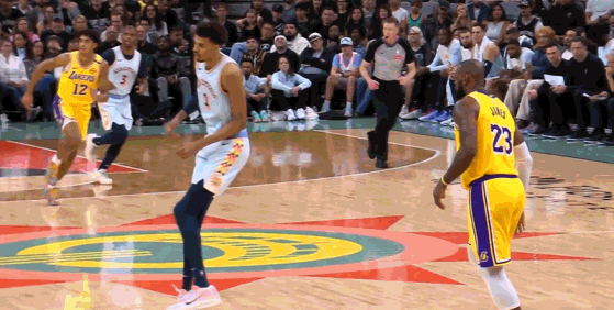 詹姆斯进攻时疑似面部被打 马刺抓住老詹喘息之际抢中三分