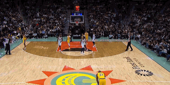 詹姆斯进攻时疑似面部被打 马刺抓住老詹喘息之际抢中三分