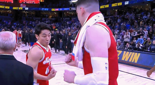 已获队友信任！河村已拥有专属庆祝动作 进球后替补席陷入疯狂