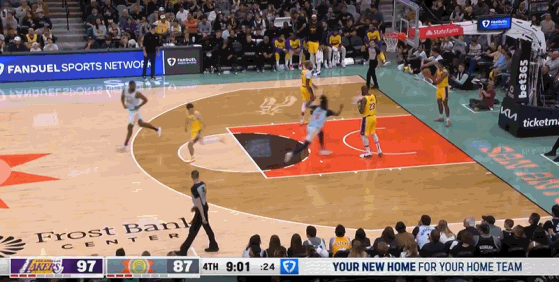 詹姆斯进攻时疑似面部被打 马刺抓住老詹喘息之际抢中三分