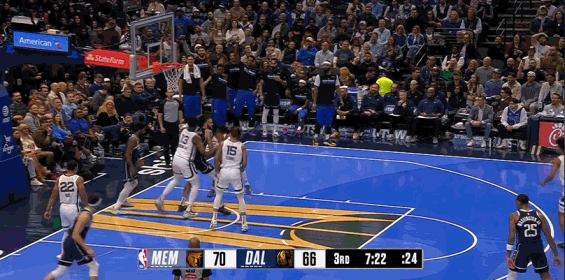 😅哥？莱夫利误认队友将球传球传到板凳席 大莫示意我的错