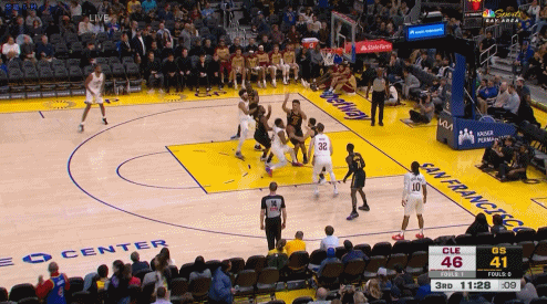 转折点？👀裁判疑似误判 科尔不挑战！米切尔开启三分一波流！