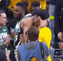 😲啊？字母哥与马瑟林拥抱得好好的 突然翻脸开始干架