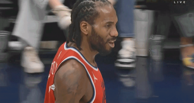 追分不容易的😩小卡突破上篮打进 对着裁判苦喊“犯规了呀！”