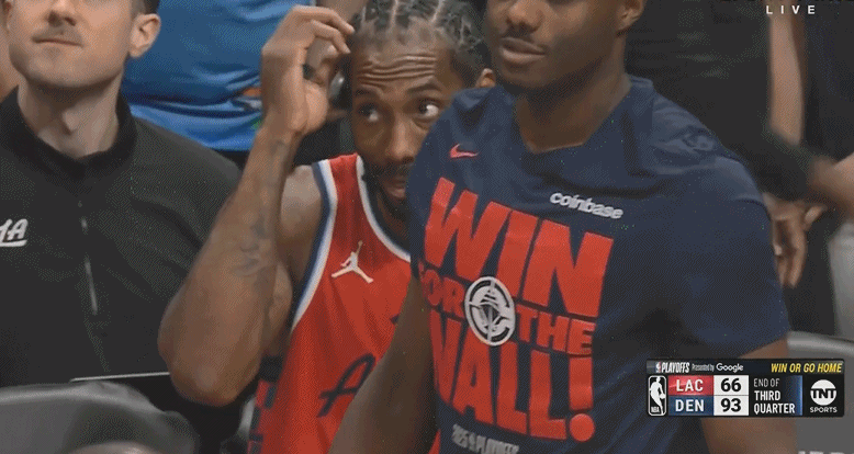 根本看不出来谁领先😂小卡在板凳席喘气挠头 威少一脸严肃