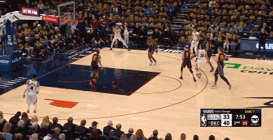 小波特接球失误砸到约基奇脚部失误出界 约老师双手掩面抱头无奈