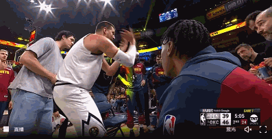 🥵对胜利的渴望！约基奇暂停在替补席激烈沟通！都干红温了！