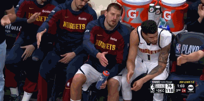 点了🏳️约基奇6犯后掘金撤下主力宣布投降 小波特低头不语