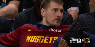 非常不满意🤐球队大比分落后 毕业的约基奇在替补席频频摇头