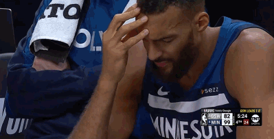 戈贝尔在替补席双眼紧闭&用手顶着脑门长舒一口气 表情略显痛苦