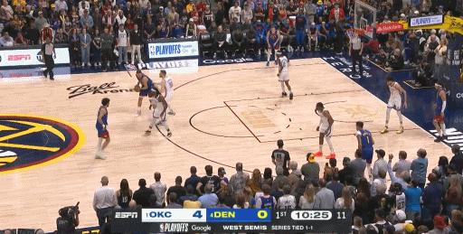 约基奇一个大回环 裁判给了三分犯规😶