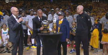 👻耐卖王！步行者老板亲手交付 特纳高高举起奖杯！