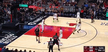 [流言板]肯納德回防時被赫爾特打到下巴，隨后肯納德找裁判示意出血