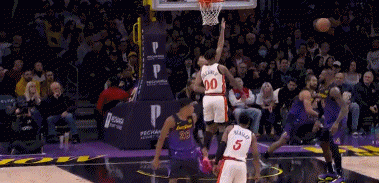 ??利拉德加長三分+罰球拿5分止血&雄鹿末節(jié)6分半首個運動戰(zhàn)進球