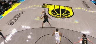 😎无视封堵！托平顺下空中越过防守上篮得分