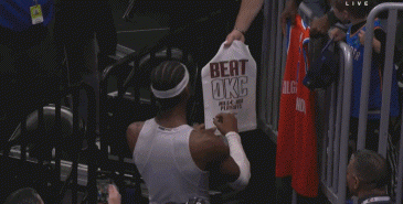 😅来者不拒！鸭梨赛前给球迷签名&写有“BEAT OKC”白T也签