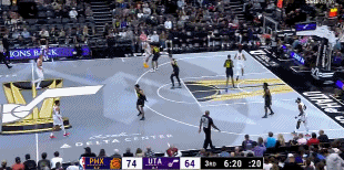 [流言板]還能跳！里夫斯送出遠距離長傳，詹姆斯拍馬趕到空接暴扣