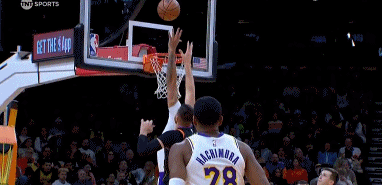 浓眉弩机争抢篮板球被拨出界😅太阳挑战&成功反而吹罚弩机犯规