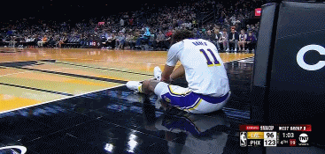 临了还伤一个💔海斯无对抗起跳扣篮后痛苦倒地&被搀回更衣室