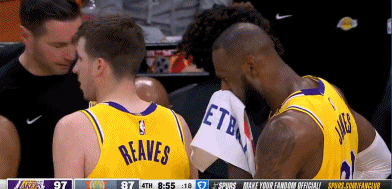 詹姆斯进攻时疑似面部被打 马刺抓住老詹喘息之际抢中三分