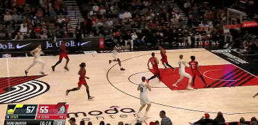 不陪你玩了！爵士第三节不到四分钟轰出16-0领先开拓者