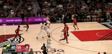 不陪你玩了！爵士第三节不到四分钟轰出16-0领先开拓者