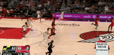 不陪你玩了！爵士第三节不到四分钟轰出16-0领先开拓者