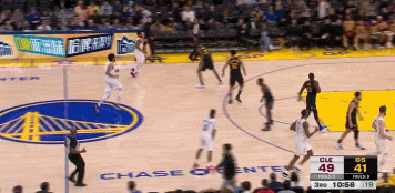 转折点？👀裁判疑似误判 科尔不挑战！米切尔开启三分一波流！