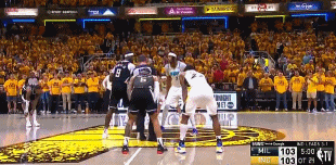 用力过猛！波蒂斯跳球拼抢倒地 自己被吹犯规