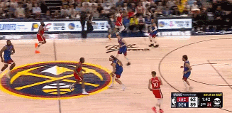 苦苦追赶！鲍威尔运球险失误 小琼斯拿球强攻老乔丹拿到2分