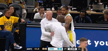 很不满！卡莱尔疑似因布莱恩特被犯规没吹怒喷裁判 自己被吹技犯