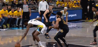 很不满！卡莱尔疑似因布莱恩特被犯规没吹怒喷裁判 自己被吹技犯