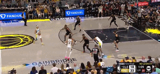 😎无视封堵！托平顺下空中越过防守上篮得分