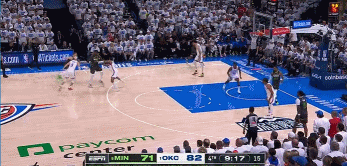 😣终于睡醒了！里德切入挑篮打进个人本场首个运动战进球