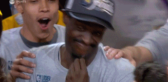 👏西亚卡姆获东决MVP 哈利伯顿在身后为他振臂高呼