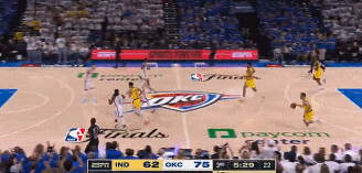 麦康纳和哈利伯顿跑位撞翻多特被吹进攻犯规